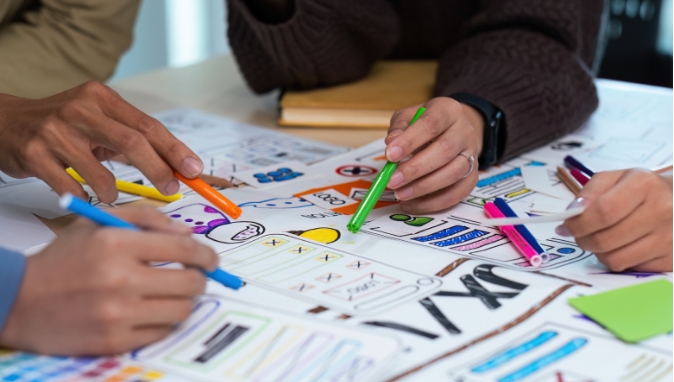 arbeitende Gruppe bei einer Supervision oder Fortbildung